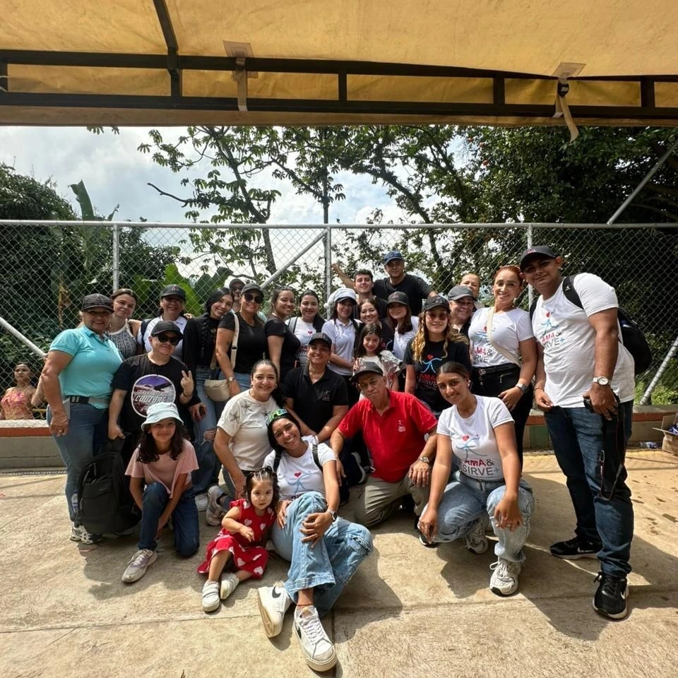 Equipo de voluntarios de la Fundación AMA&SIRVE+